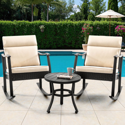 Ensemble bistro 3 pièces extérieur thermolaqué avec 2 chaises berçantes en osier d'aluminium et 1 table d'appoint en métal, ensemble de conversation en rotin avec coussins pour patio, porche, cour, balcon, bord de piscine et jardin