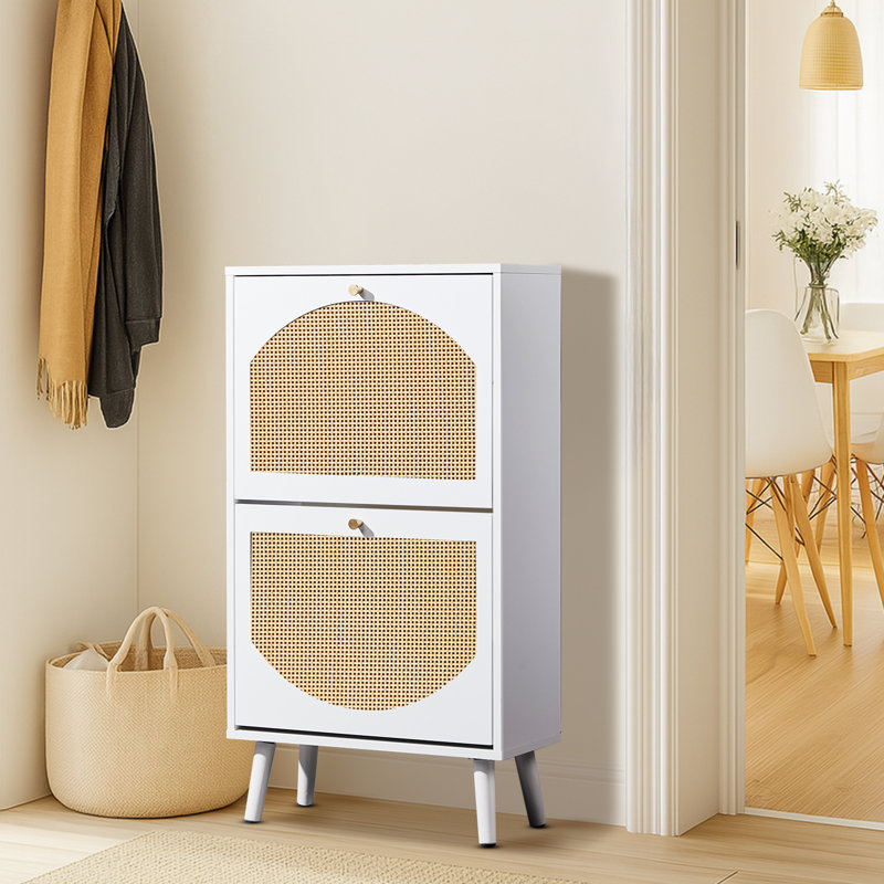 Armoire à chaussures à dessus rabattable en rotin avec pieds hauts et surface en rotin arquée