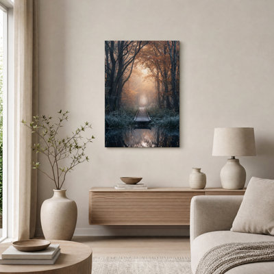 Tableau sur toile « Promenade en bois dans une forêt d'automne brumeuse »
