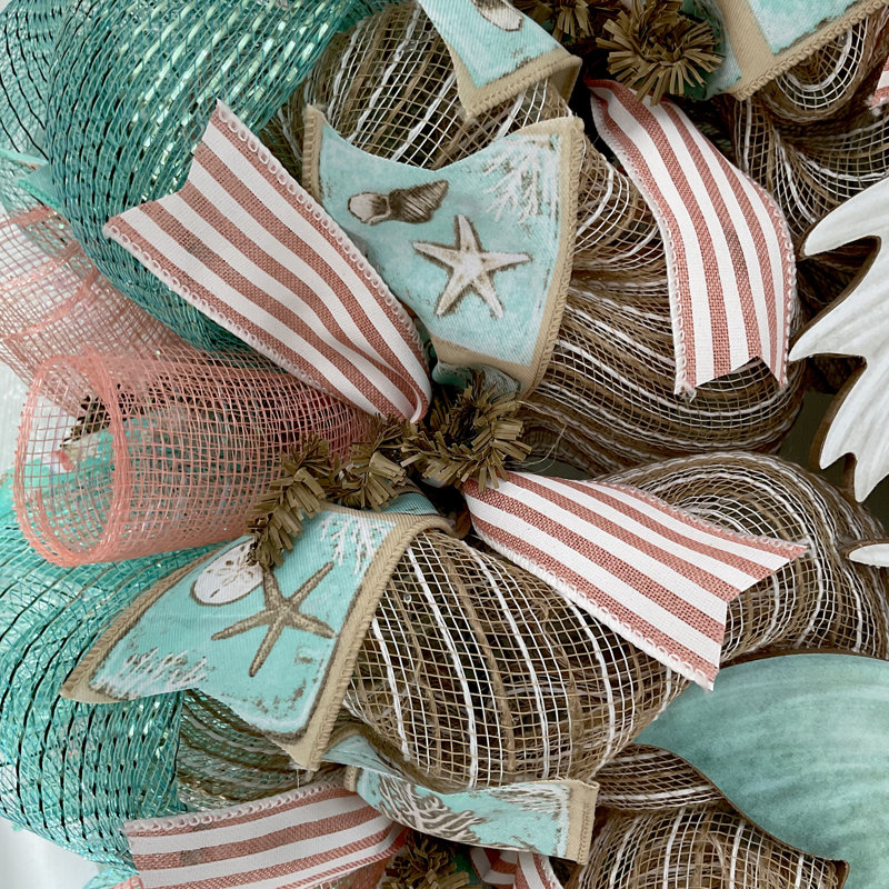 Couronne côtière d'été avec écume de mer et sirène