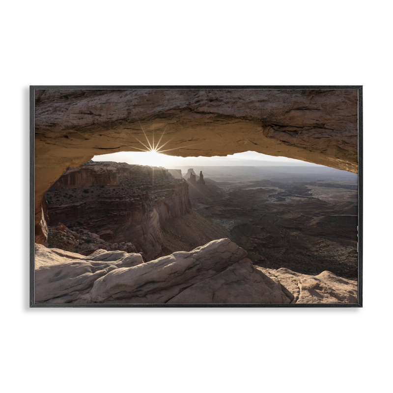 «Peeking Through Desert Arch», art de la giclée encadrée par Danita Delimont, H 20 po x l 30 po, Giclée encadrée noir minuit