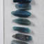 Décoration murale dimensionnelle avec cadre en agate bleue - agate de Céruléen naturelle, fond blanc doux, protection en verre, cadre noir, suspension pour art intérieur, céruléen teinté, base et anneaux 4 D