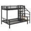 Lit superposé en métal avec lits simples au-dessus d'un lit double, escalier de rangement et garde-robe ouverte-114355487