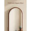 Cadre en bois massif de style médiéval avec base en bois supportant un miroir pleine longueur-117597854