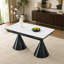 Table de salle à manger extensible à plateau en pierre: plateau de table en marbre blanc avec pieds fuselés en métal noir. Une table de salle à manger rectangulaire d'inspiration moderne et luxueuse pour un usage domestique, pouvant accueillir de 4 à 8 personnes.-695083028