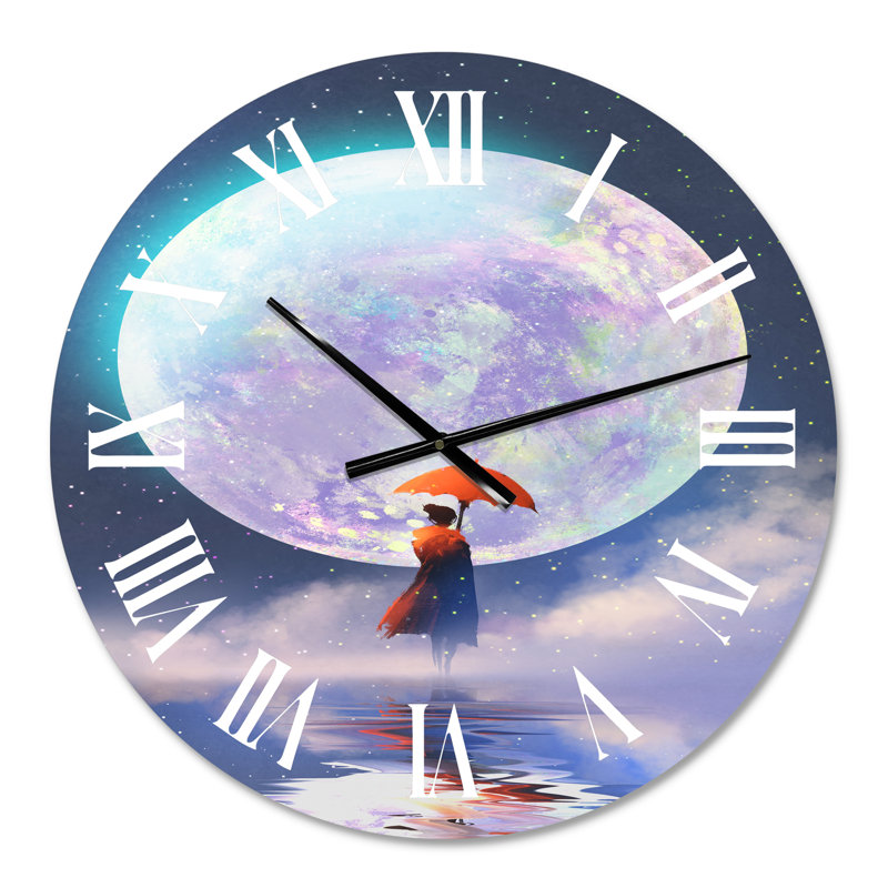 Femme avec un parapluie debout sur l'eau contre la lune - Horloge murale traditionnelle, Petit