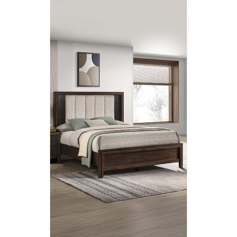 Lit grand format avec finition en bois riche et tête de lit tapissier moelleuse