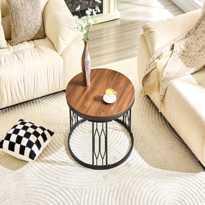 Table basse ronde en panneau de fibres à densité moyenne de couleur noyer, 27,5 pouces de diamètre. Une table basse ronde pour le salon au design industriel rustique, avec des pieds en métal robustes et un assemblage facile.
