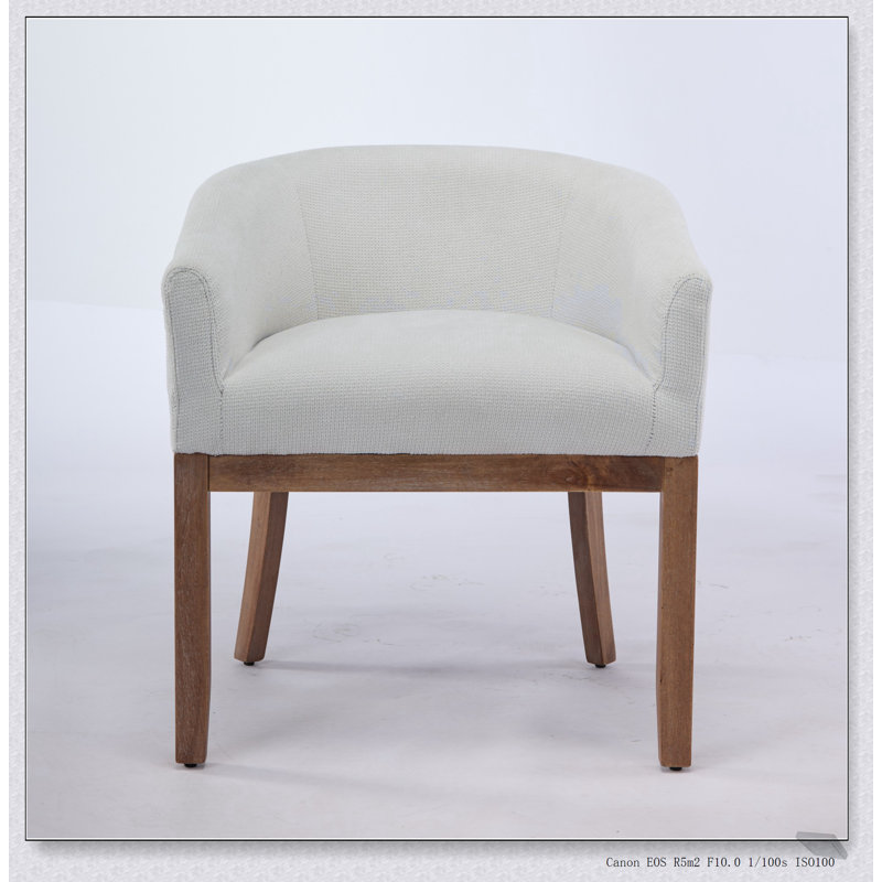 Chaise de salle à manger moderne du milieu du siècle, de forme tonneau, avec accoudoirs, revêtement en lin de style ferme et structure en bois dur naturel.