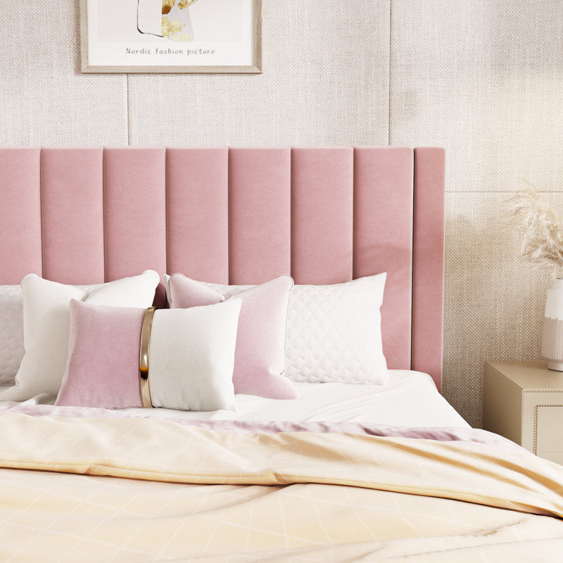 Lit plateforme tapissier avec velours et tête de lit rayée Stauton, Grand, Rose