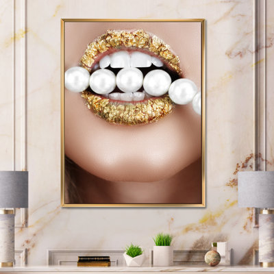 Bouche de feuille d'or avec perles - Photographie sur toile