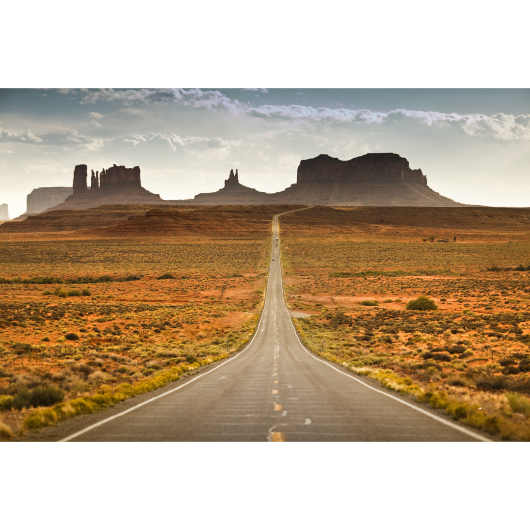 Road To Monument Valley Tribal Park von Pgiam - Druck auf Leinwand ohne Rahmen