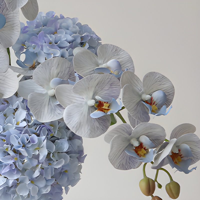 Ornements de fleurs simulées