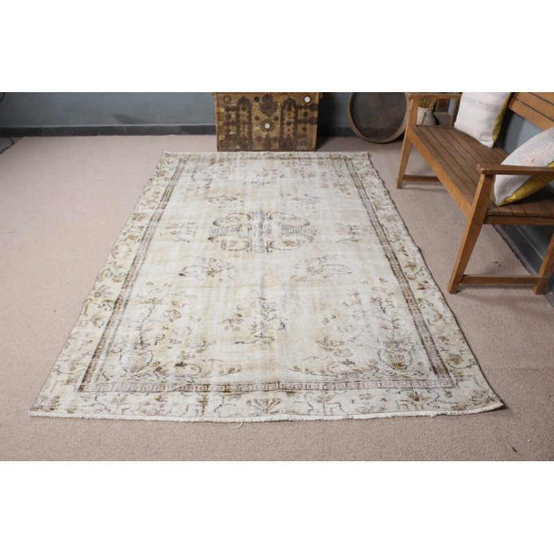 Tapis tissé à la main de style traditionnel avec motif floral beige et brun parfait pour un décor unique