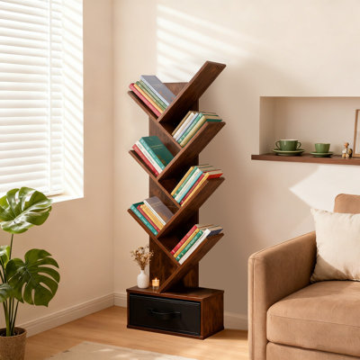 Bibliothèque avec arbre