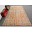 Tapis turc rétro orange vif et beige avec un motif complexe pour un décor unique et élégant dans un style oriental
