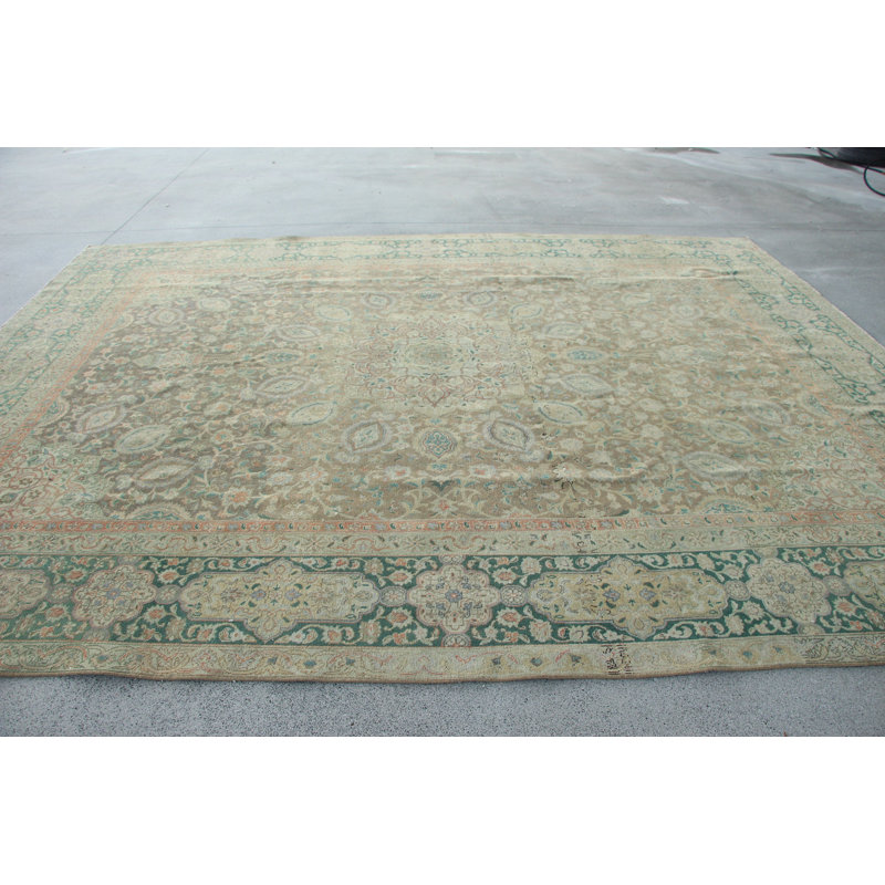 Tapis traditionnel turc dans des tons doux avec un motif floral orné pour une décoration élégante en vert et beige