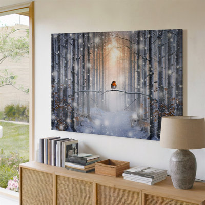 Toile, paysage d'hiver serein mettant en vedette un merle solitaire perché sur un art mural, une branche élancée entourée de grands arbres élancés