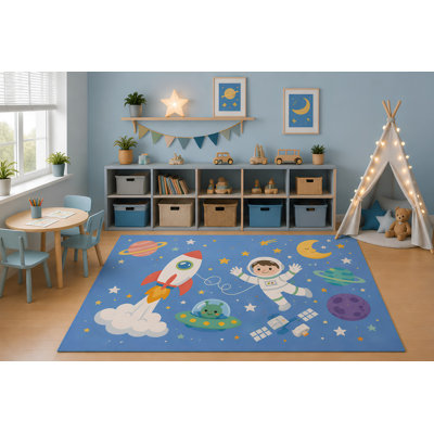 Tapis ultra-léger 152 x 213 cm (5' x 7') sur le thème de l'espace, idéal pour la chambre d'enfant, la salle de jeux ou la crèche. Motifs astronautes, fusées, planètes et galaxie. Dos en silicone antidérapant.