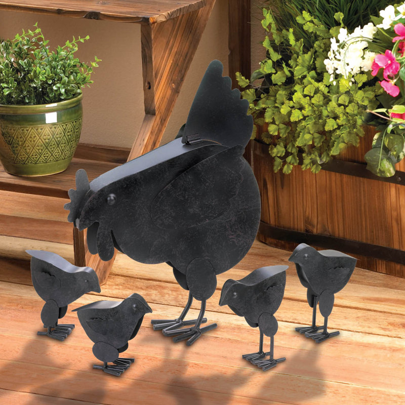 POULE AVEC SCULPTURE DE POUSSINS