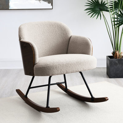 Fauteuil à bascule mi-haut en tissu bouclé beige avec pieds en métal, offrant un confort optimal pour les espaces de vie et les pièces à vivre.