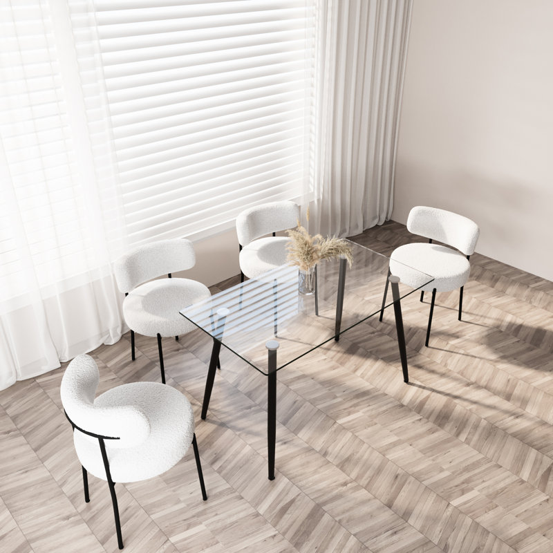 Table de salle à manger de 51,51 po en verre contemporain avec pieds en métal trempé et noir, pouvant accueillir 4 à 6 personnes confortablement pour les repas en famille.