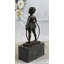 Figurine Attend jolie fille jouant avec serre-livres