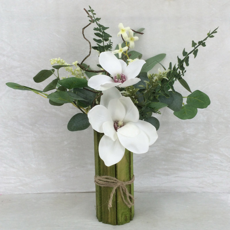 Arrangement floral mélangé dans un vase