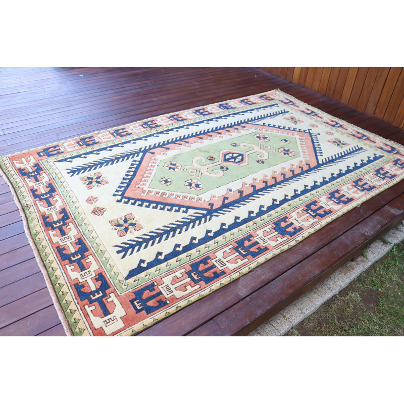 Tapis kilim turc fait à la main avec des motifs géométriques vibrants dans un design pastel coloré offrant un ajout unique à votre décor