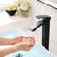 Robinet de salle de bain noir à poignée simple - Conception géométrique et facile à nettoyer pour les lavabos commerciaux en alliage d'aluminium de conception moderne-121697294
