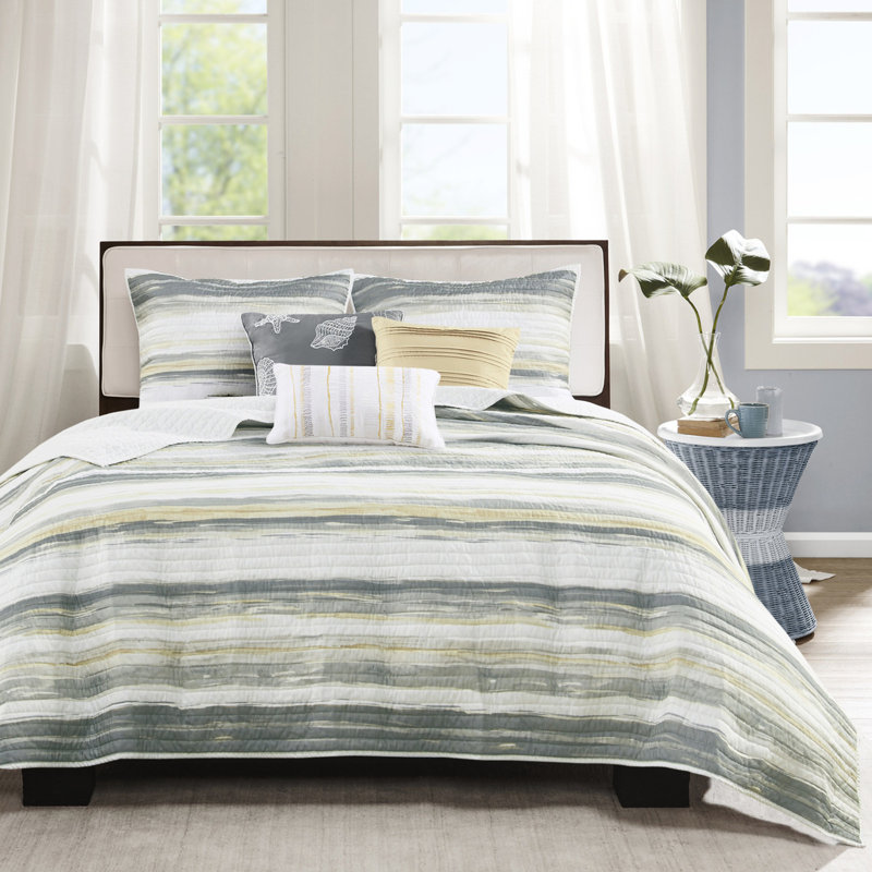 Courtepointe très grand / très grand avec imprimé jaune. Aquarelle rayée pour une chambre à coucher élégante. Microfibre douce et coussins décoratifs, très grand. Tranquille à imprimé paisible