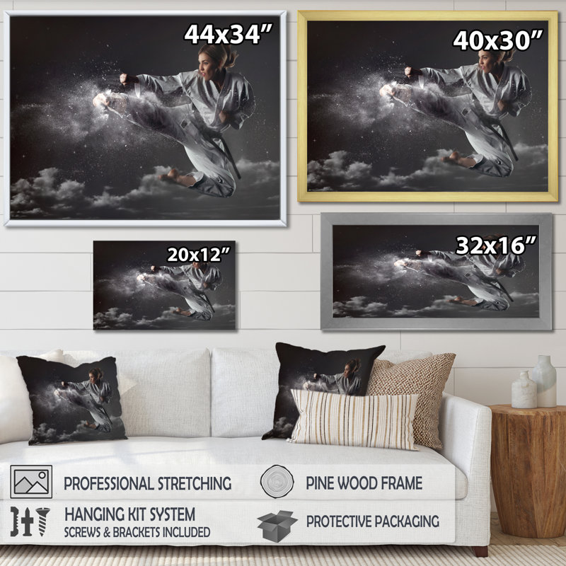 «In Air Karate Martial Art Kick», reproduction sur toile, Cadre simple noir, H 30 po x l 40 po x P 1,5 po
