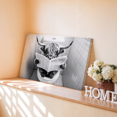 Mignonne vache des Highlands lisant un journal sur une toilette, impression sur toile noire et blanche pour le salon, la chambre à coucher, le bureau, le couloir, le vestibule, le mur de la galerie et la décoration moderne