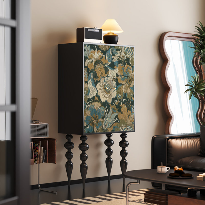 Commode en bois massif de style français