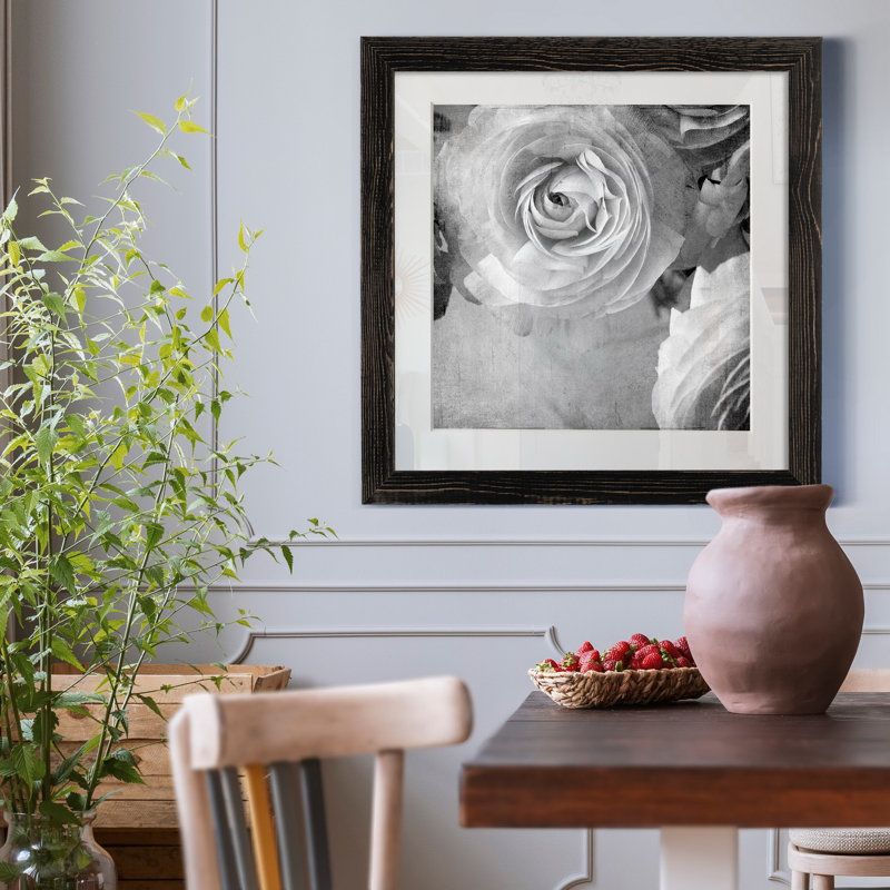 Renoncule foncé IV - cadre photo, H 31,5 po x l 31,5 po x P 1,5 po, Papier encadré noir, Blanc