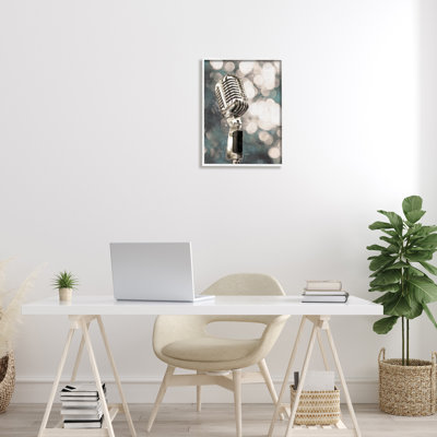 «Singing Microphone Musical Karaoke Mic Bokeh», photographie sur plaque murale par Cloverfield & Co.
