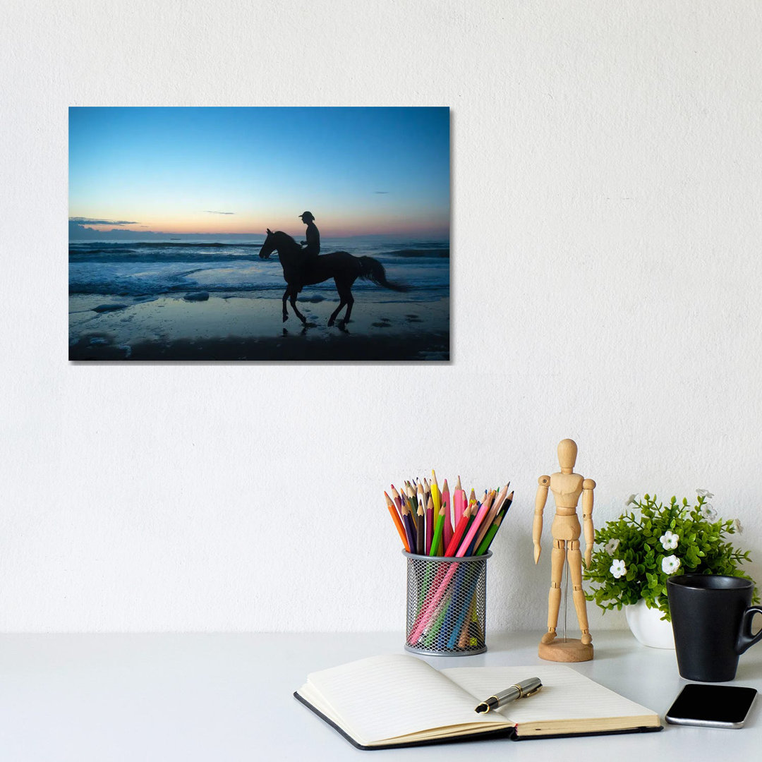 Ein Cowboy am Strand von Virginia bei Sonnenaufgang von Joel Sartore - Galerie-verpackte Leinwand Giclée auf Leinwand