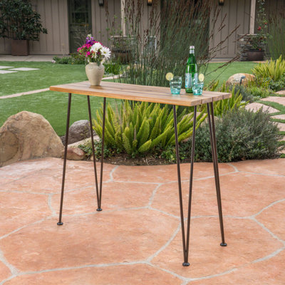 Table de bar industrielle en bois d'acacia et métal pour le divertissement extérieur, durable et élégante avec finition en teck