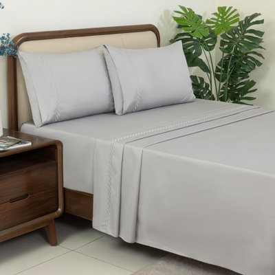 Ensemble de literie de très grande taille en satin de coton 100% Dreamology, contexture de 300 fils, draps en coton, ensemble de draps de qualité hôtel luxueuse, doux et respirants, draps 16 po à poche profonde, ensemble de draps 4 pièces (brodé gris)