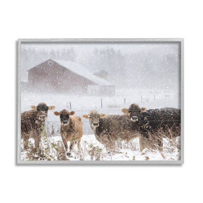 Scène de ferme hivernale, vache, bovins, flocons de neige, grange par Lori Deiter