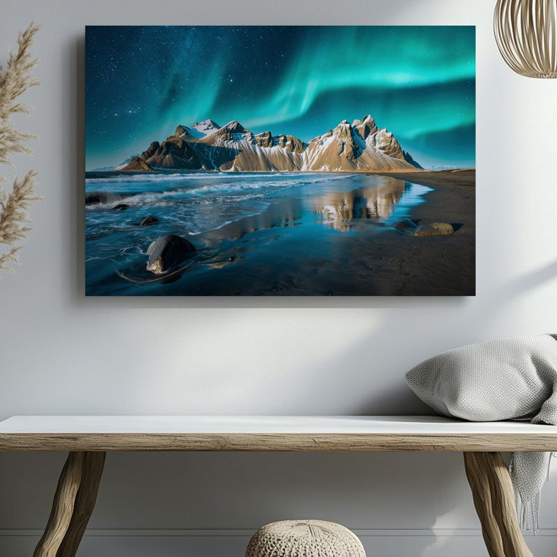 Toile, "Un paysage arctique à couper le souffle la nuit avec une montagne dramatique", H 20 po x l 30 po