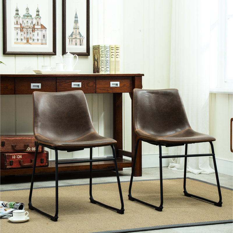 2 chaises de salle à manger de style rétro en cuir de polyuréthane brun antique, assise confortable, pieds en fer noir, l 18,5 po x P 22,25 po x H 31,5 po, couleur. Métal fabriqué à la main. Sièges moulés en plastique.