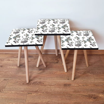 Ensemble de 3 tables gigognes modernes (blanc et noir avec accents bleus et jaunes) 13,8 po x 20,5 po x 13,8 po | 100% panneau de fibres à densité moyenne avec pieds en bois de hêtre, parfait pour le salon et le bureau personnel, design élégant et fonctionnel