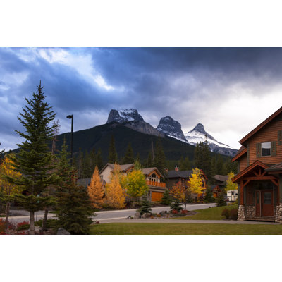 " Three Sisters Mountains "