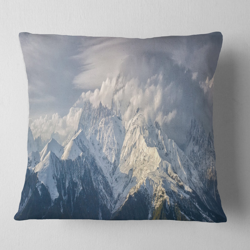 Coussin Schafer Landscape Ushba Peak in Clouds, 16 po x 1 po, Coussin décoratif
