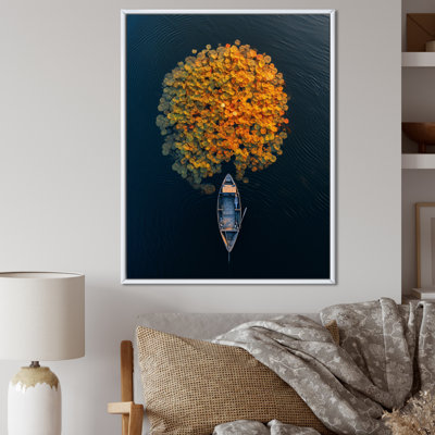 Arial View petit bateau sur le lac calme sur toile
