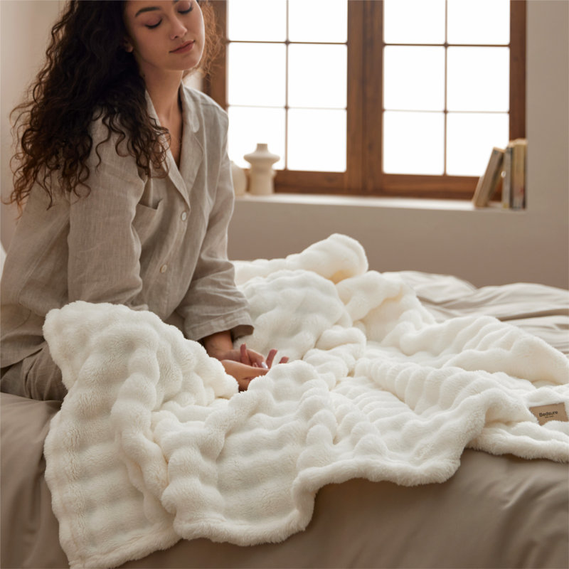 Couvre-lit simple à lit simple TG Bubble - Essentiels de chambre de dortoir douces et légères, jeté blanc neige pour le décor de lit et de canapé, cadeau de fin d'année pour les adolescentes, toutes saisons
