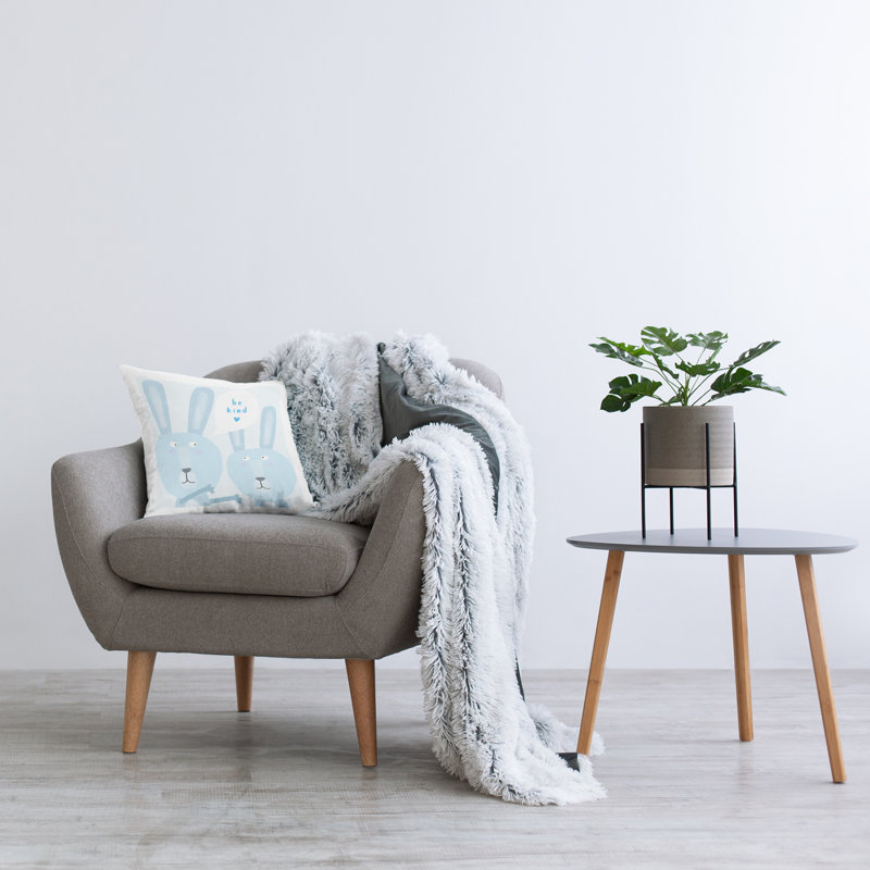 Coussin décoratif Be You Bunny, imprimé par Carla Daly