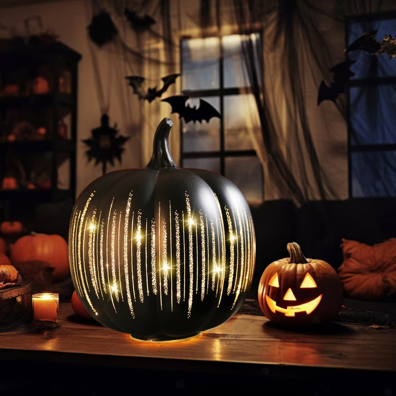Ornement en forme de citrouille d'Halloween en verre noir avec rayures dorées brillantes et lumières DEL intégrées pour Spooky - décor chic