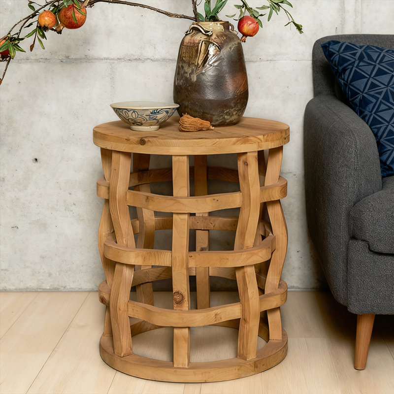 Petite table basse créative et circulaire dans le salon de la famille